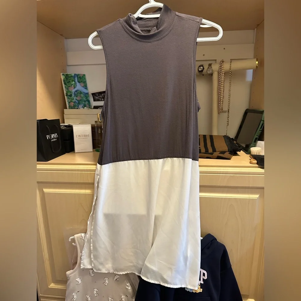 Size small - Picture 1 of 2